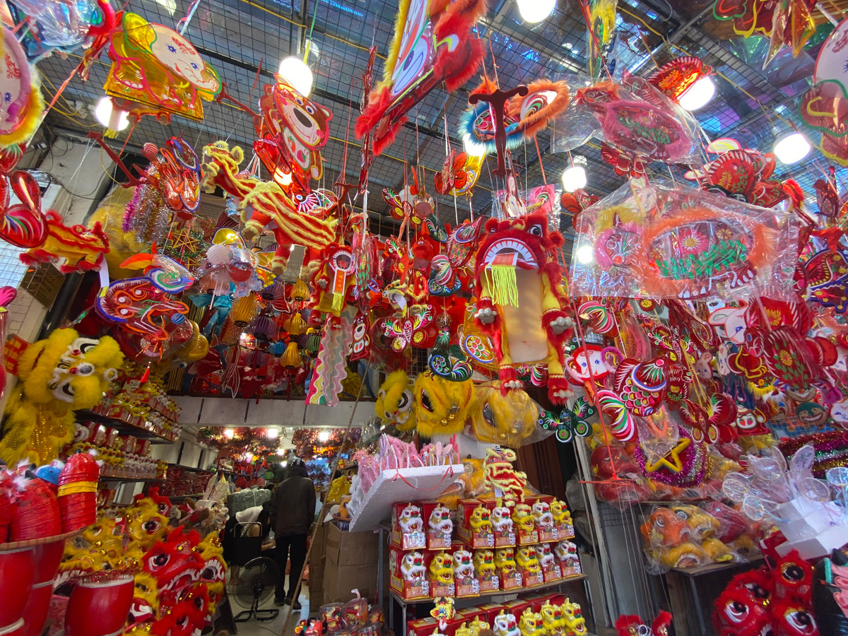 Các loại đồ chơi đủ màu sắc khiến tuyến phố Hàng Mã trở nên lung linh khi tới mùa Trung thu.