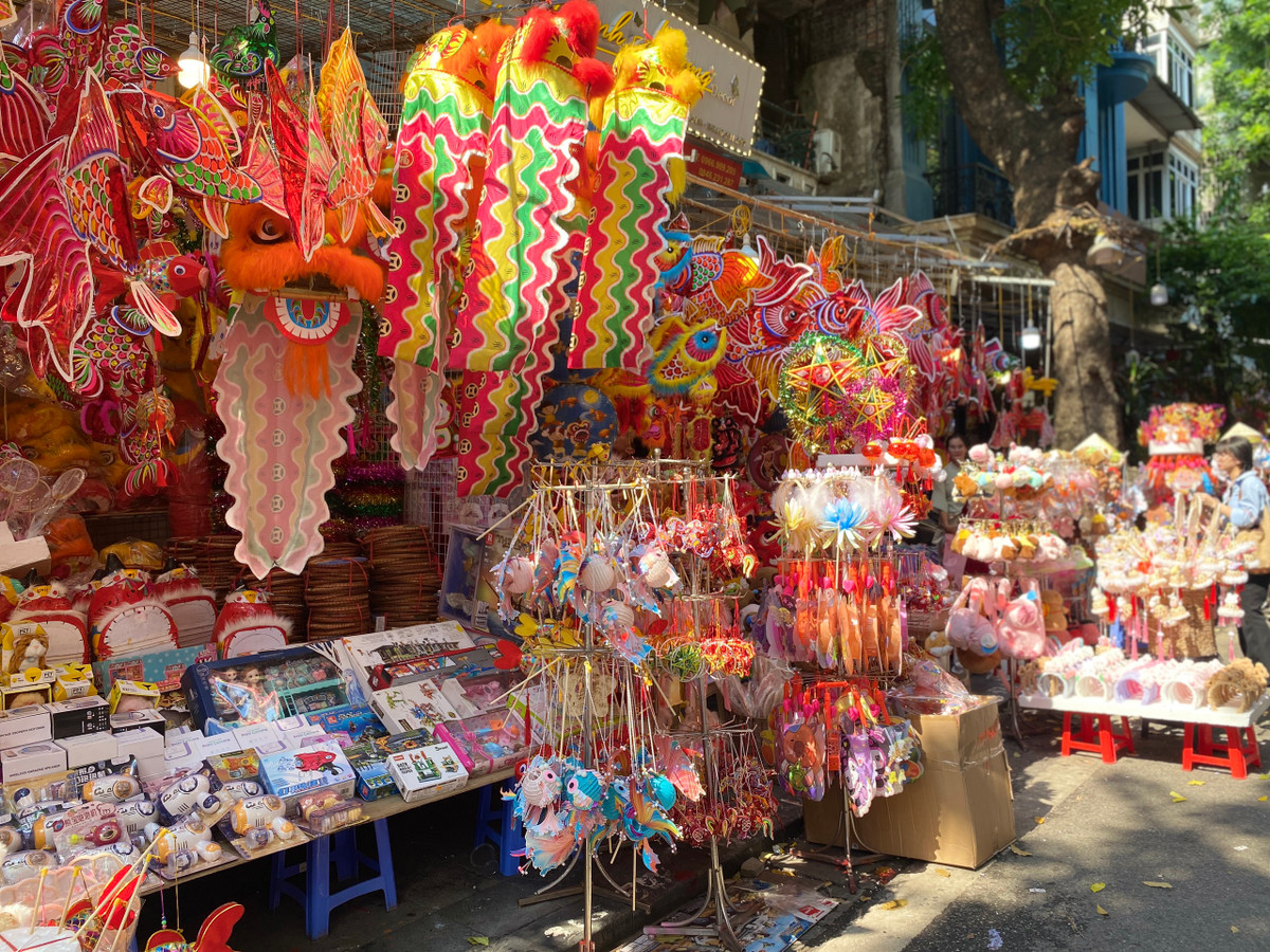 Nhờ có mô hình cá chép thu hút, nhiều bạn trẻ dừng lại chụp ảnh nhiều hơn cửa hàng, các sản phẩm Trung thu của cửa hàng cũng tiếp cận được nhiều khách hàng hơn.