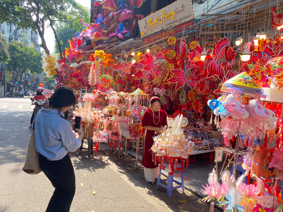 Các bạn trẻ cũng rủ nhau lên đồ chụp ảnh, đồng thời mua đồ về trang trí trung thu sớm.