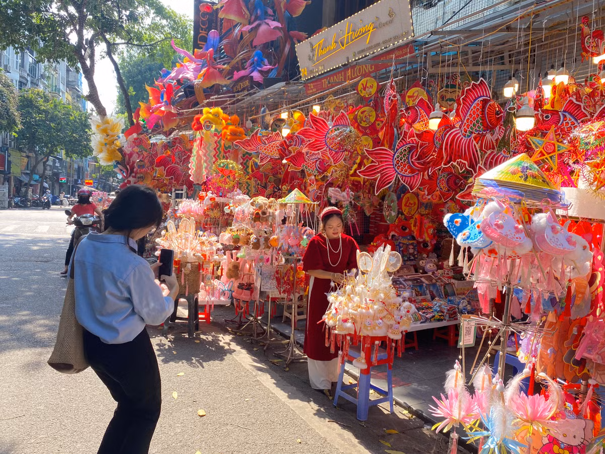 Các bạn trẻ cũng rủ nhau lên đồ chụp ảnh, đồng thời mua đồ về trang trí trung thu sớm.