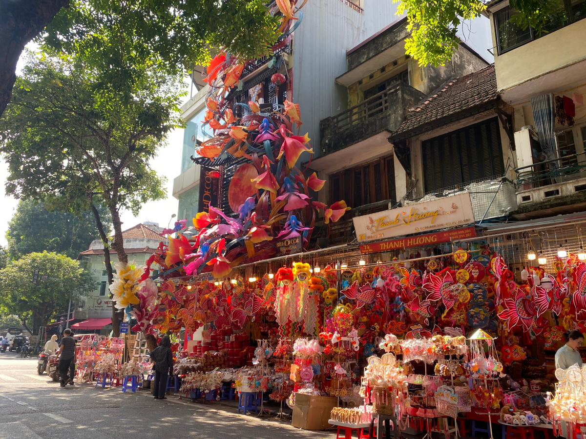 Mô hình cá chép trông trăng nổi bật nguyên một góc phố.