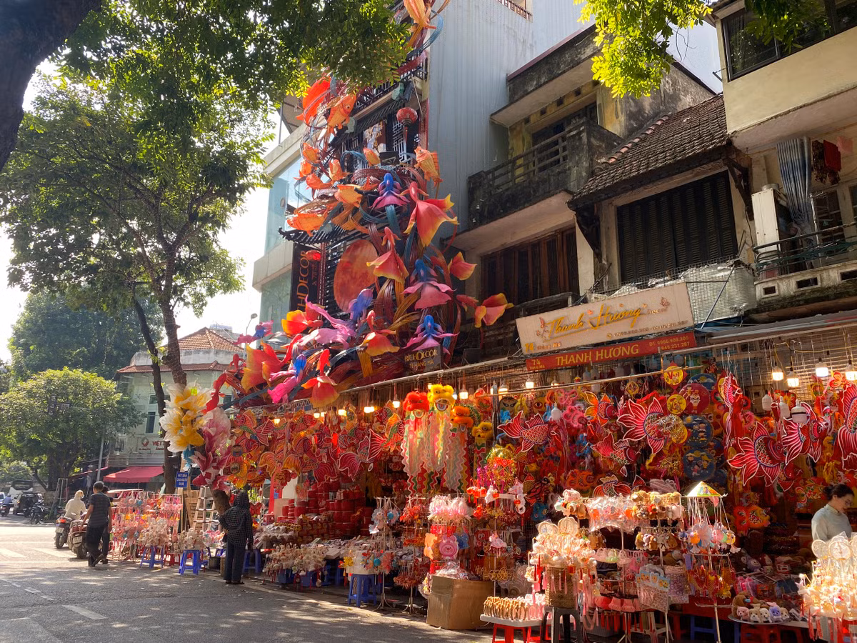 Mô hình cá chép trông trăng nổi bật nguyên một góc phố.