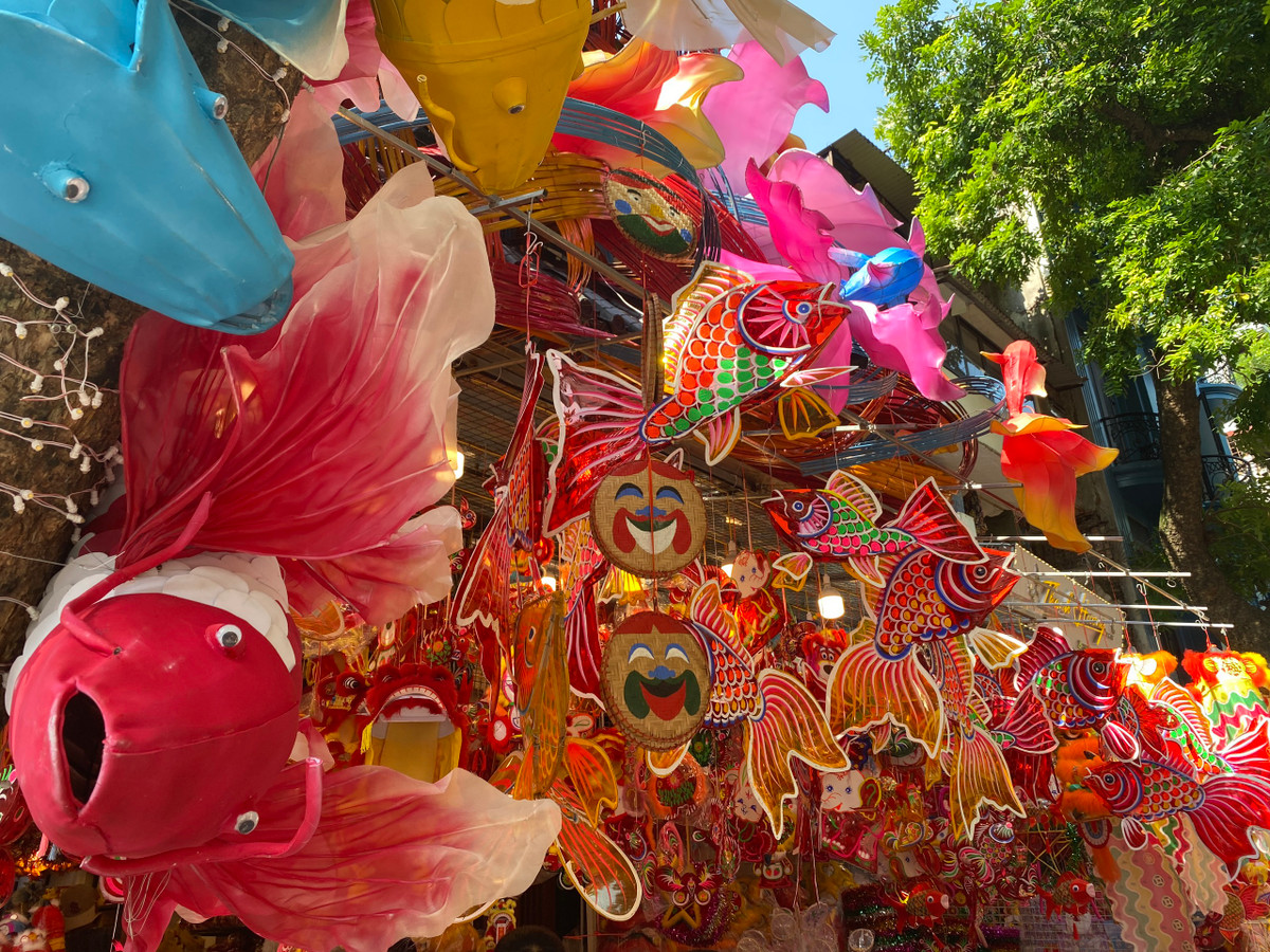 Anh Khánh cũng chia sẻ thêm, gia đình anh đầu tư như vậy mong muốn để trang trí và thu hút người mua, hoàn toàn không thu phí nếu có ai muốn dừng lại chụp ảnh. Tuy nhiên, các bạn trẻ thường mua một chiếc đèn nhỏ cầm tay, vừa để làm đạo cụ chụp ảnh, vừa để tạo cảm giác thoải mái hơn.