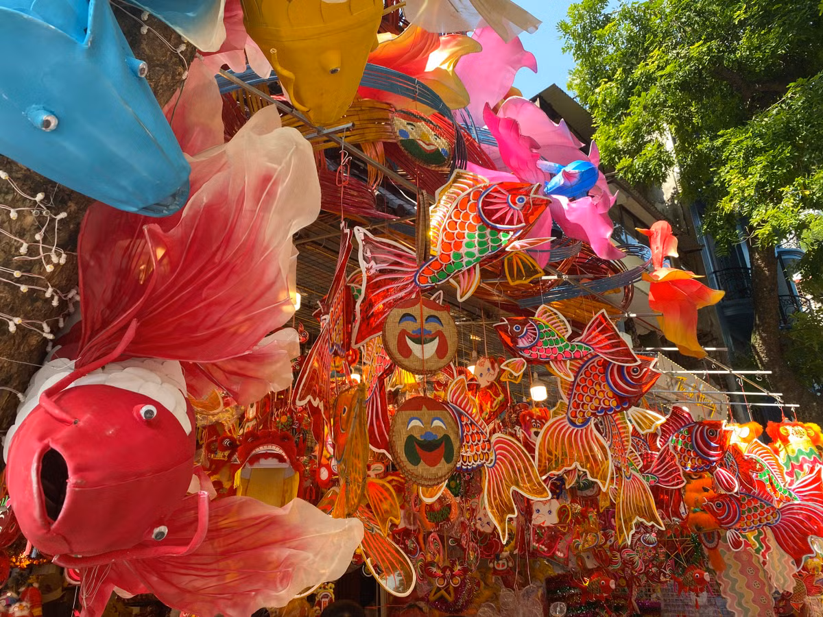 Anh Khánh cũng chia sẻ thêm, gia đình anh đầu tư như vậy mong muốn để trang trí và thu hút người mua, hoàn toàn không thu phí nếu có ai muốn dừng lại chụp ảnh. Tuy nhiên, các bạn trẻ thường mua một chiếc đèn nhỏ cầm tay, vừa để làm đạo cụ chụp ảnh, vừa để tạo cảm giác thoải mái hơn.