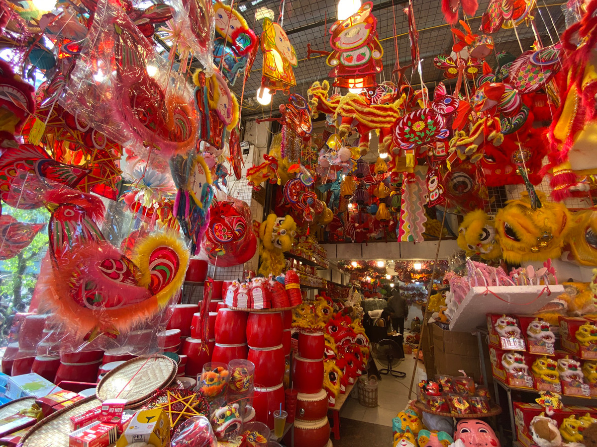 Trống, đầu sư tử, các loại đèn, mặt nạ... được bày bán la liệt từ ngoài vào trong.