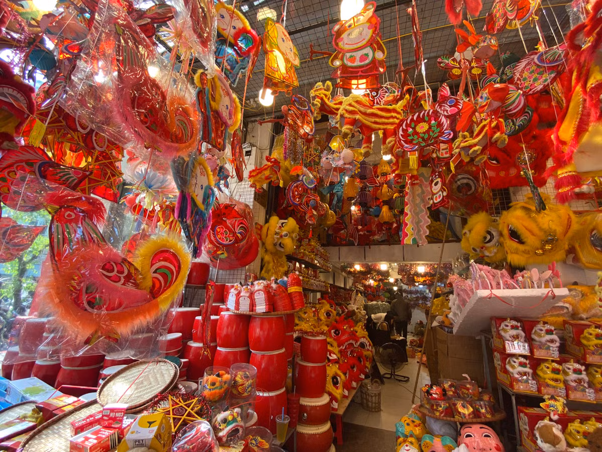 Trống, đầu sư tử, các loại đèn, mặt nạ... được bày bán la liệt từ ngoài vào trong.