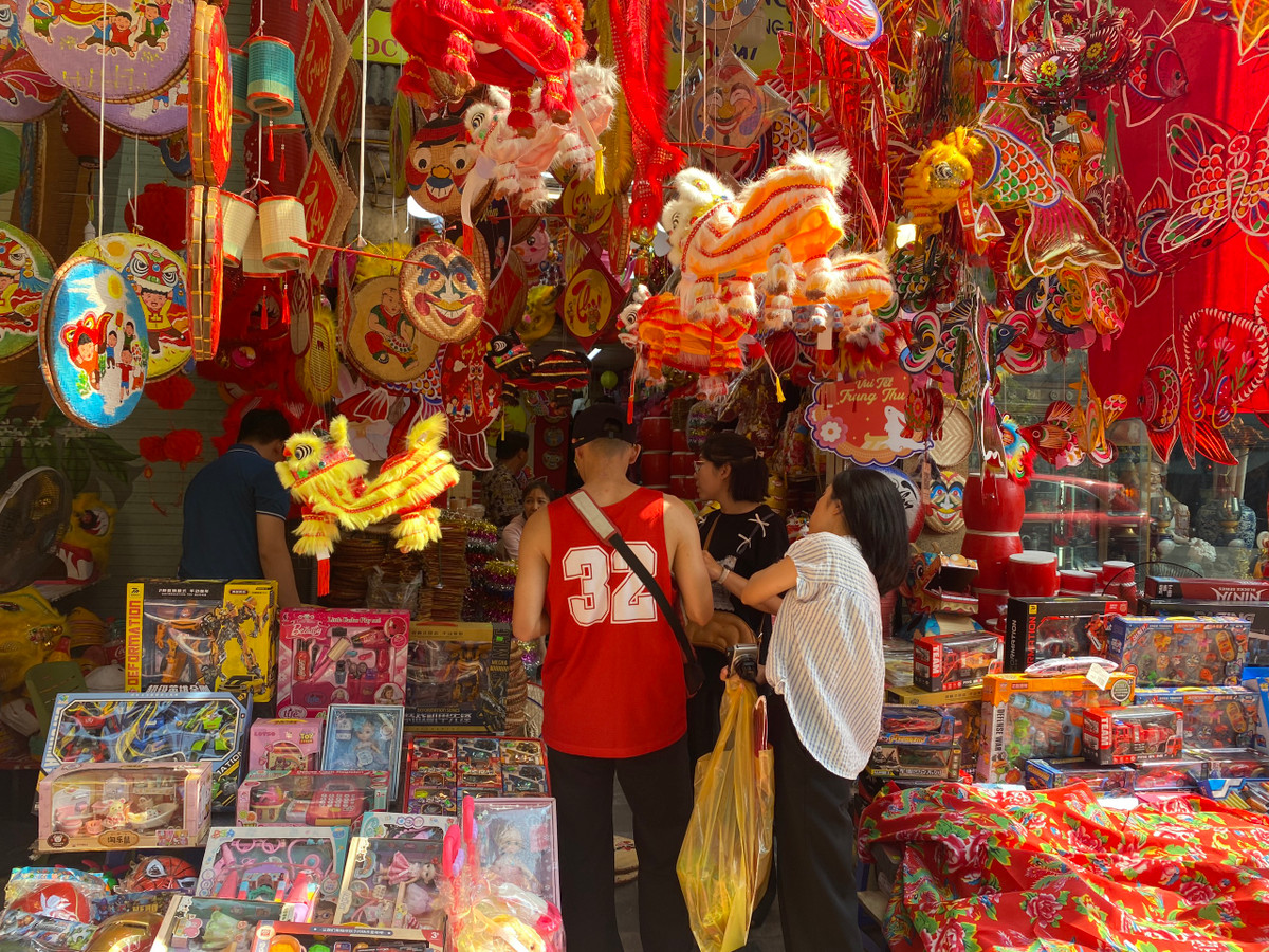 Dù còn lâu mới đến Trung thu nhưng cũng khá nhiều khách hàng tìm đến hàng Mã để mua sắm đồ trang trí, chủ yếu là những cửa hàng kinh doanh các loại.