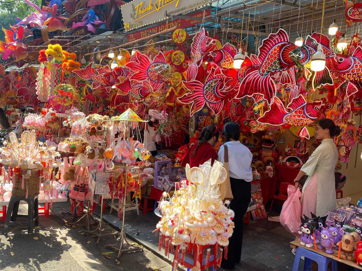 Những ngày này, không khí và sắc màu của hàng nghìn loại đồ chơi Trung thu đã phủ kín con phố Hàng Mã dài hơn 300m.
