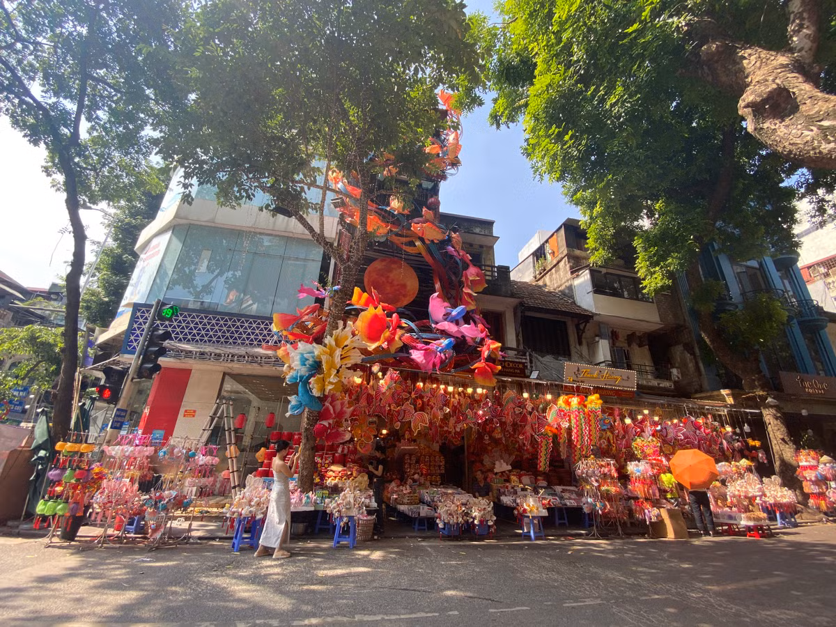 Một cửa hàng ở đầu phố Hàng Mã giao với Hàng Cót đã chi đến 300 triệu đồng cho mô hình cá chép khổng lồ vô cùng nổi bật, được treo cao đến 3 tầng nhà.