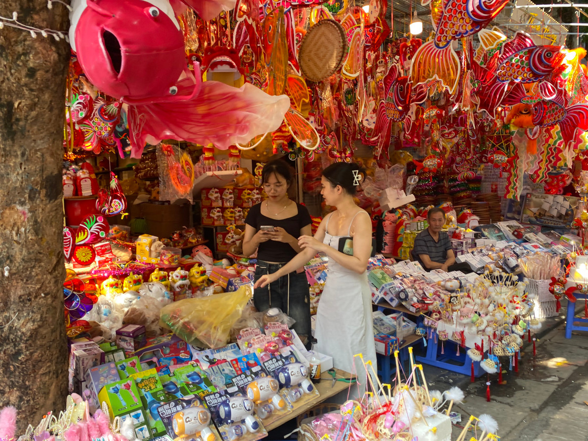 Theo anh Đào Đức Khánh, các mặt hàng đồ Trung thu 2024 cũng là những mặt hàng truyền thống tương tự năm ngoái, không có quá nhiều sự khác biệt.