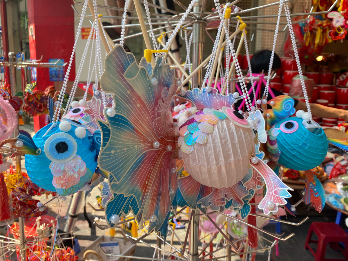 Nếu như năm ngoái, món đồ Trung thu "hot trend" là chiếc đèn lồng bé xíu thỏ ngọc thì năm nay, chiếc đèn lồng cá chép này dự đoán sẽ lên ngôi.