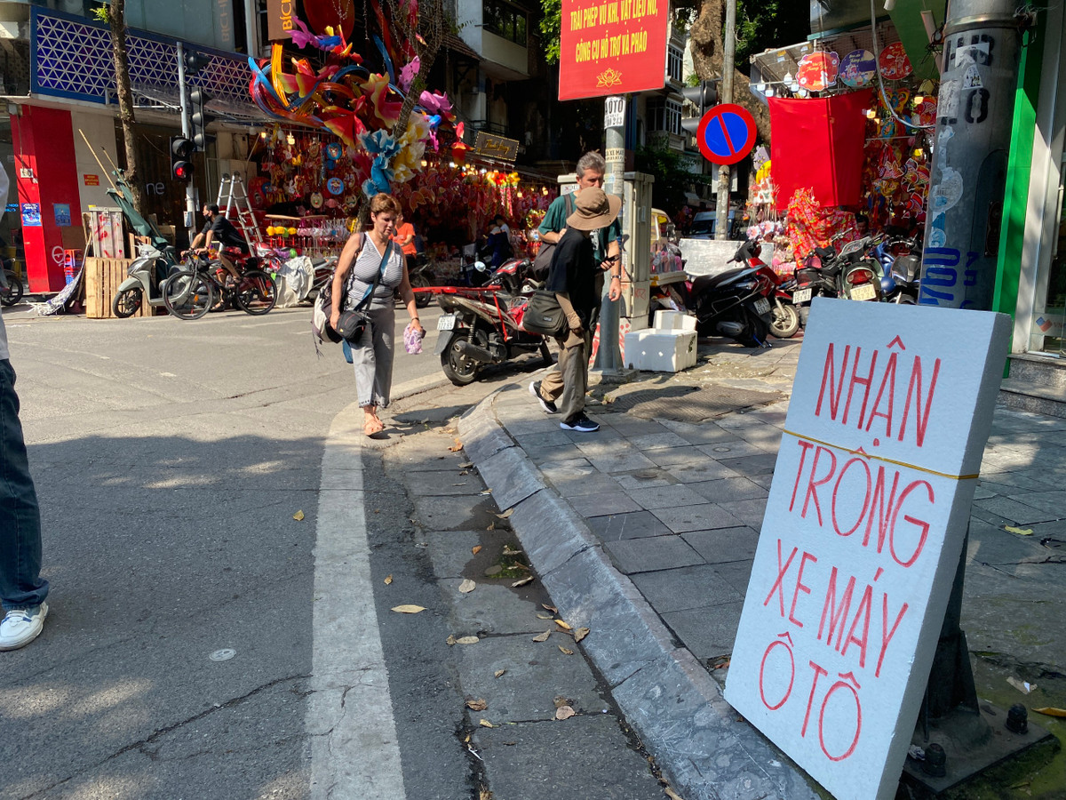 Để phục vụ cho những người có nhu cầu tham quan, mua sắm, dịch vụ nhận trông xe máy, ô tô ngay sát phố Hàng Mã bắt đầu hoạt động với giá trông xe máy là 20.000 đồng, giá trông ô tô 70.000 - 80.000 đồng.