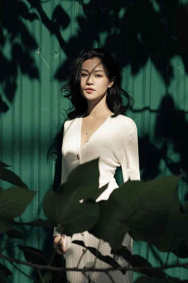 Theo tìm hiểu, thủ vai Dất trong phim Đi Giữa Trời Rực Rỡ là cô nàng Quỳnh Châu (SN 1998), đến từ Hưng Yên và hiện đang sống tại Hà Nội.