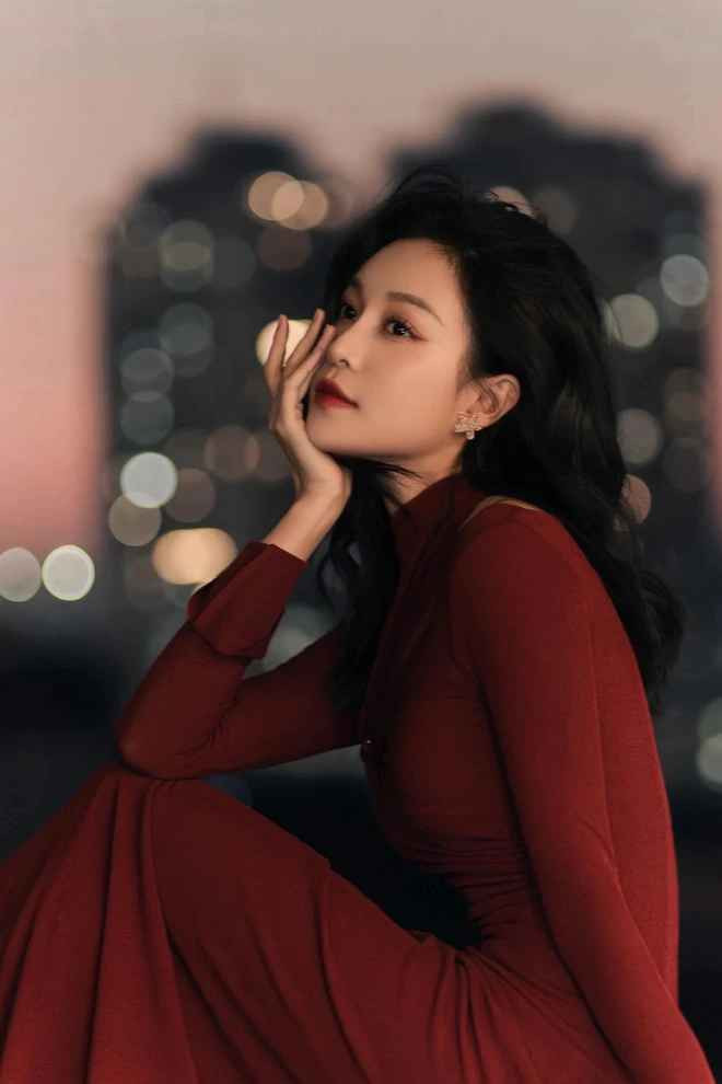 Phong cách ngoài đời của nữ diễn viên trẻ tuổi này vừa trẻ trung song cũng rất nữ tính.