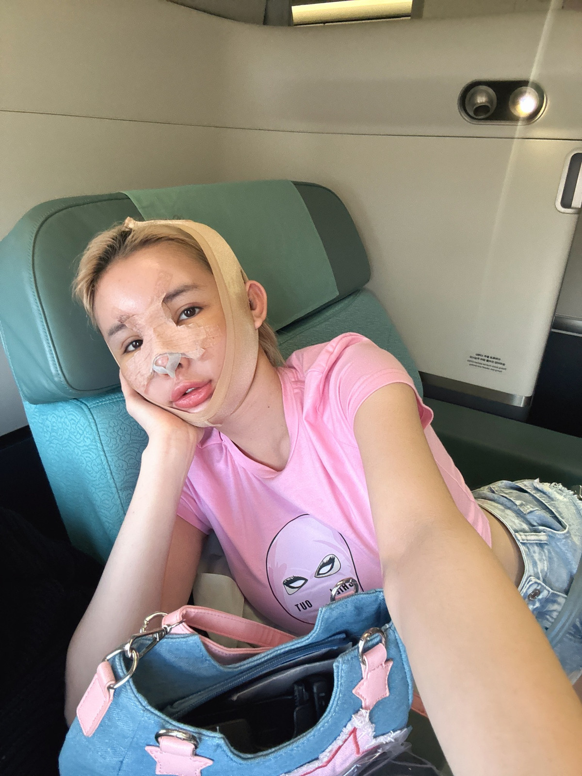 Theo đó, cô nàng cùng bạn trai là Lương Bằng Quang qua Hàn Quốc để thực hiện cuộc "trùng tu". Cô lộ diện với gương mặt sưng phù, chằng chịt băng gạc: "Lại quậy banh cái mặt nữa rồi".