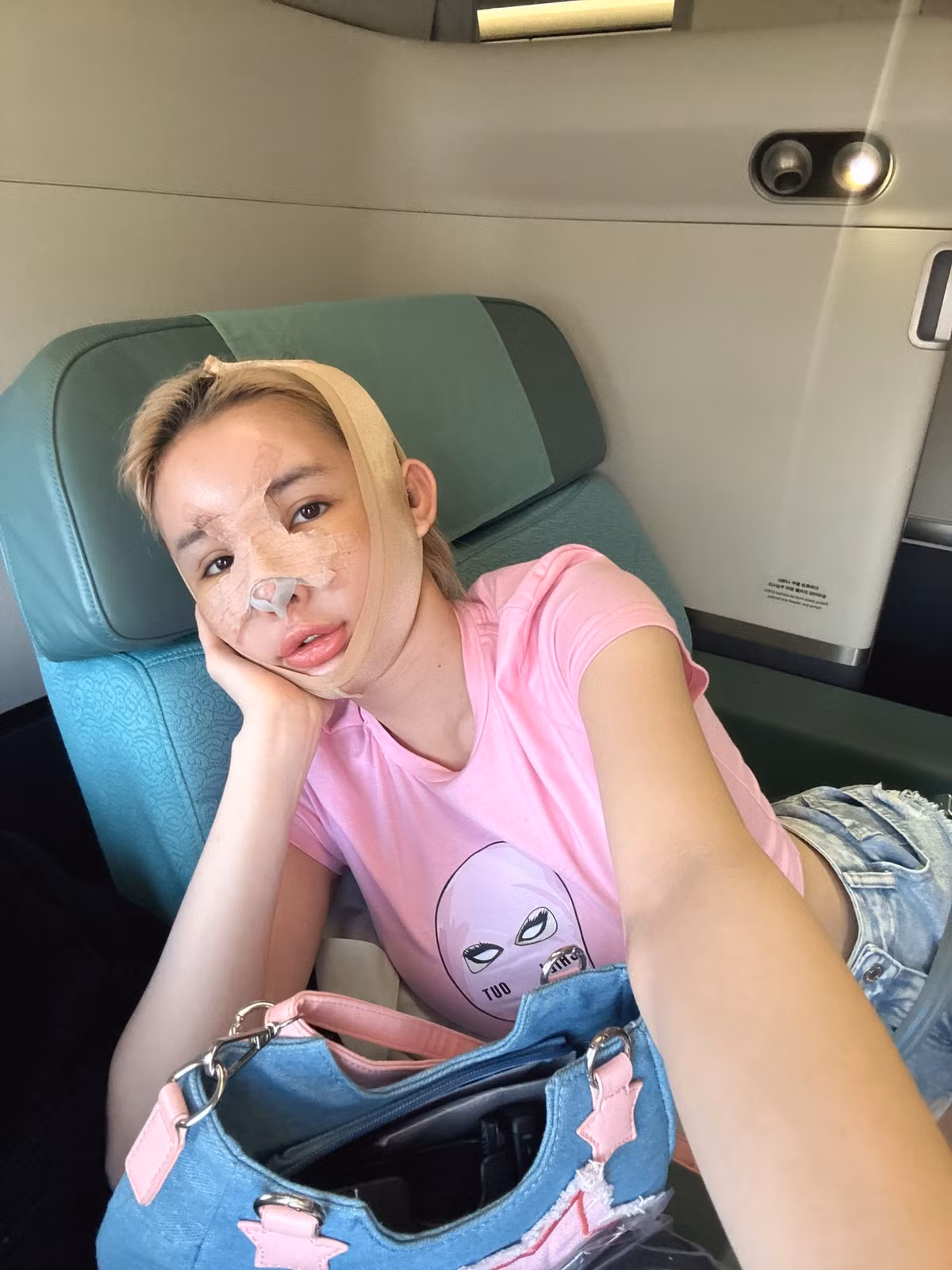 Theo đó, cô nàng cùng bạn trai là Lương Bằng Quang qua Hàn Quốc để thực hiện cuộc "trùng tu". Cô lộ diện với gương mặt sưng phù, chằng chịt băng gạc: "Lại quậy banh cái mặt nữa rồi".