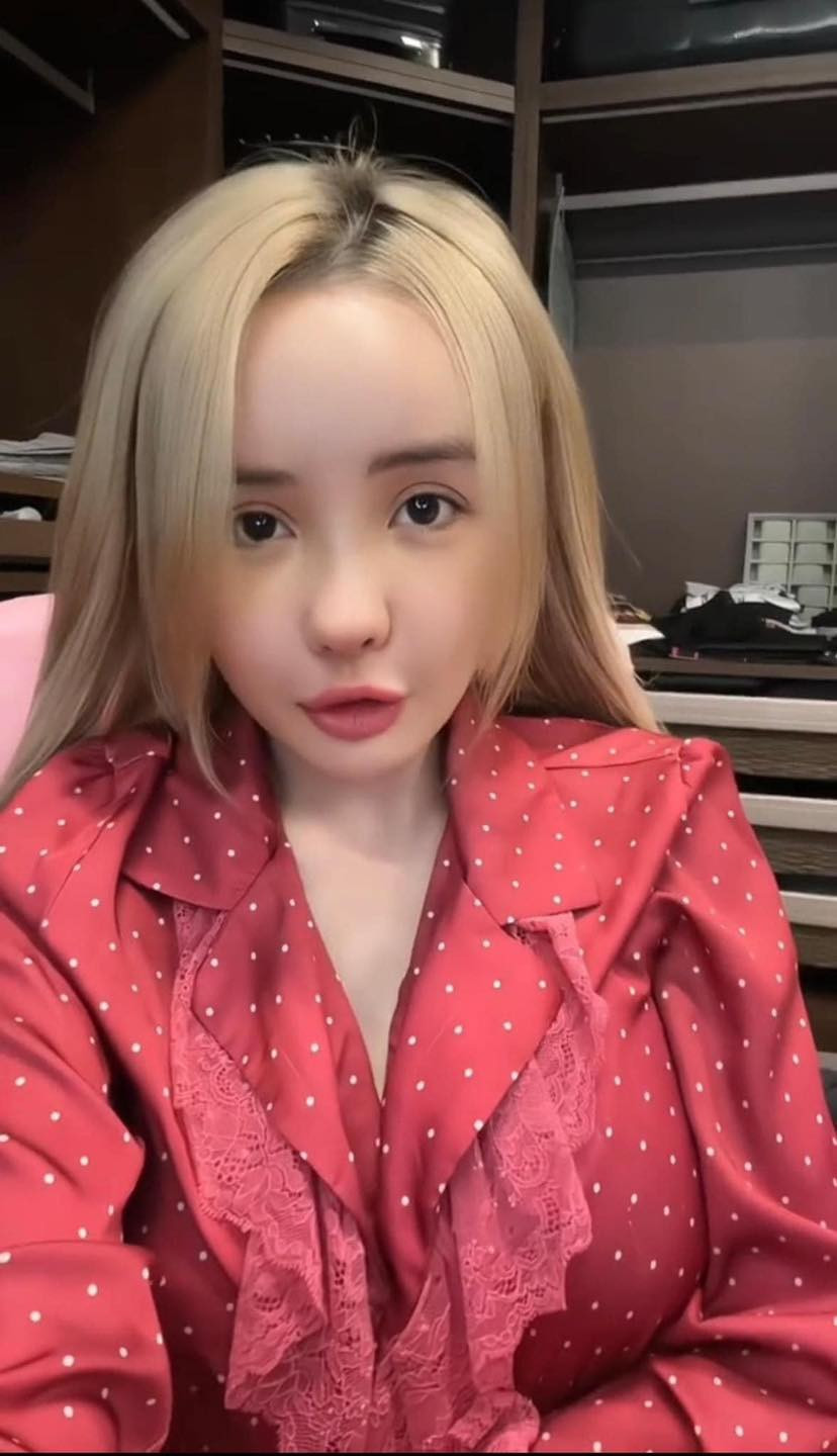 "Mấy đợt trước tôi cũng có nói đi thẩm mỹ muốn làm sao để nhìn mặt của tôi nét nào ra nét đấy, trông phải đứng tuổi và dữ lên tí xíu. Còn lần này, tôi đi sửa cho nó hiền lại." - Ngân 98 chia sẻ.