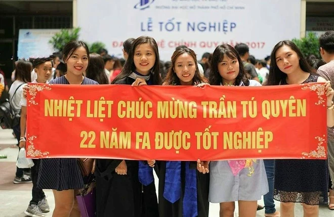 Trước đó, trên mạng xã hội từng chia sẻ nhiều hình ảnh về loạt buổi lễ tốt nghiệp đáng nhớ khác, khi có sự góp mặt của những người bạn đến chúc mừng. (Ảnh: Tổng hợp Facebook)