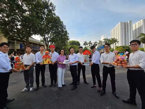 Ngày tốt nghiệp ra trường là khoảng thời gian cô đọng cảm xúc với nhiều nhớ nhung, tiếc nuối về quãng đời sinh viên của bất kỳ ai đã từng trải qua. Vào ngày này, nhiều bạn sinh viên thường mời bạn thân, người thân đến để cùng chụp ảnh lưu giữ kỉ niệm. (Ảnh: Vu Minh Ngoc)