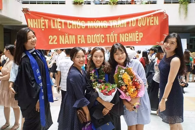 Làm nguyên 1 tấm banner thế này thì ai cũng biết câu chuyện tình cảm của Tố Quyên 22 năm vừa qua... (Ảnh: Tổng hợp Facebook)