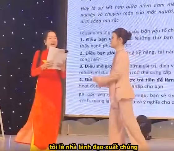 Theo đó, cô gái này chỉ đọc lặp đi lặp lại cùng 1 nội dung "Tôi là nhà lãnh đạo xuất chúng, giàu có, hạnh phúc, tự tin, xinh đẹp", mặc dù bên cạnh có một cô gái khác không ngừng xô đẩy nhưng cô gái vẫn cầm tờ giấy và đọc đi đọc lại nội dung đó.