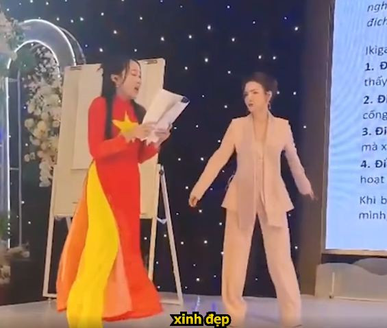 Điều đặc biệt, cô gái diễn thuyết còn mặc áo dài màu cờ đỏ sao vàng.