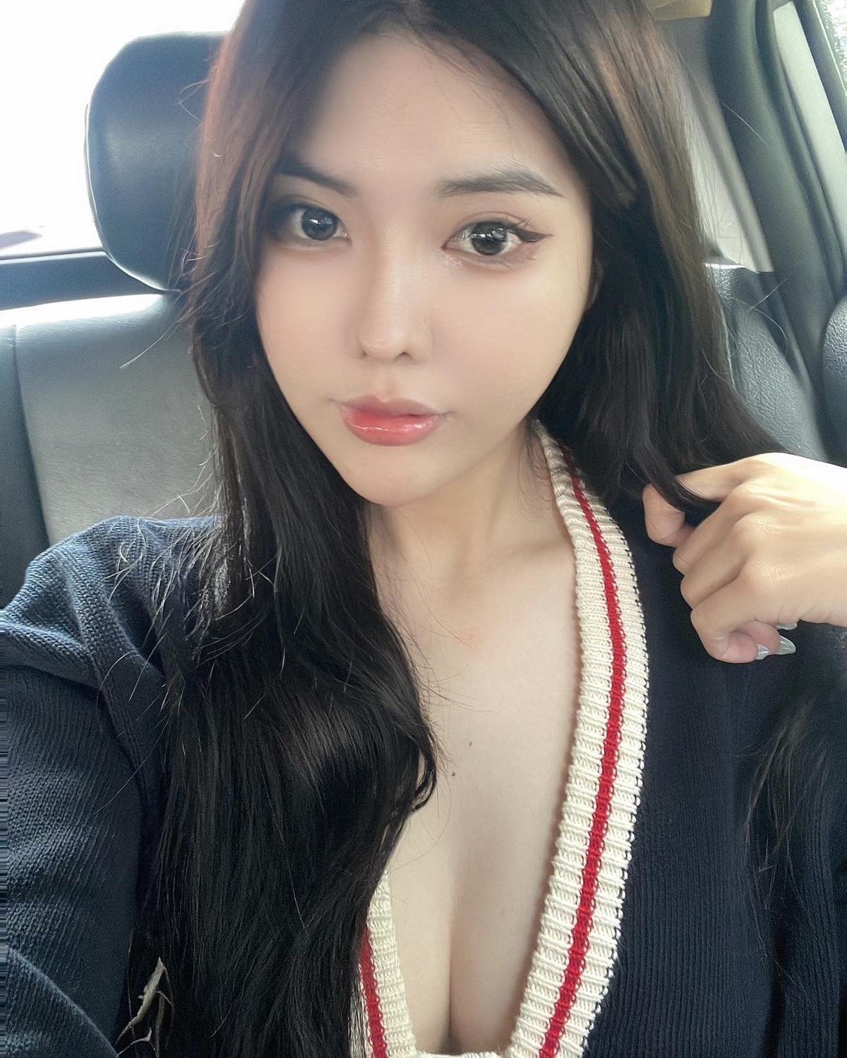 Không trả lời lại tin nhắn đề xuất, gái xinh nhanh nhẹn chụp ảnh màn hình rồi đăng tải công khai. Chia sẻ tình huống nhạy cảm, cô nàng xinh đẹp bày tỏ thái độ trong một câu ngắn gọn: "Kiếm tiền giờ dễ quá he".