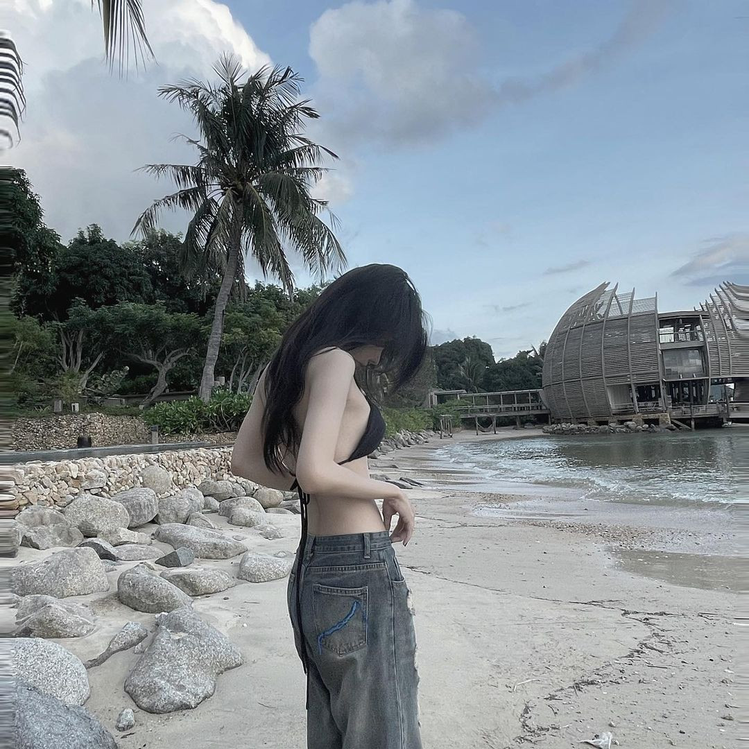 Dù không đưa ra câu trả lời rõ ràng cho lời gạ gẫm này, nhiều người đều ngầm hiểu thái độ của cô nàng là không chấp nhận kiểu kiếm tiền "từ trên trời rơi xuống" như vậy.