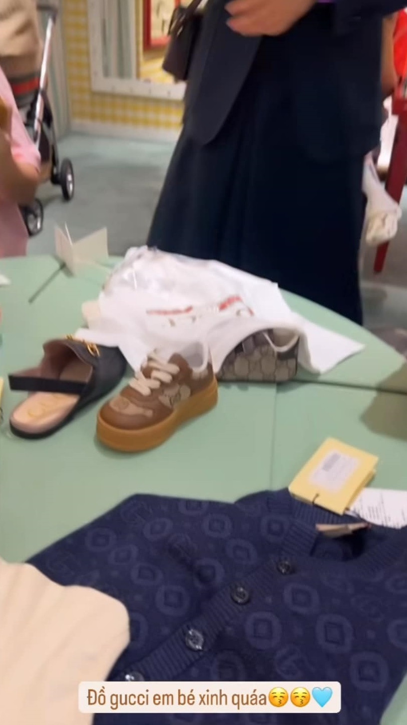 Đặc biệt người đứng ra sắm sanh đồ đạc cho em bé nhà Mai Tây chính là mẹ chồng cô. “Bà nội chốt đơn” - mỹ nhân Cần Thơ hào hứng khoe và đính kèm nhiều icon trái tim bày tỏ tình cảm.