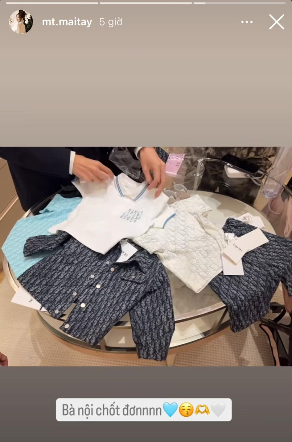 Bà Thu Thủy được mệnh danh là "mẹ chồng quốc dân" khi chuẩn bị hồi môn cho con dâu toàn là nhẫn, khuyên tai kim cương bạc tỷ.