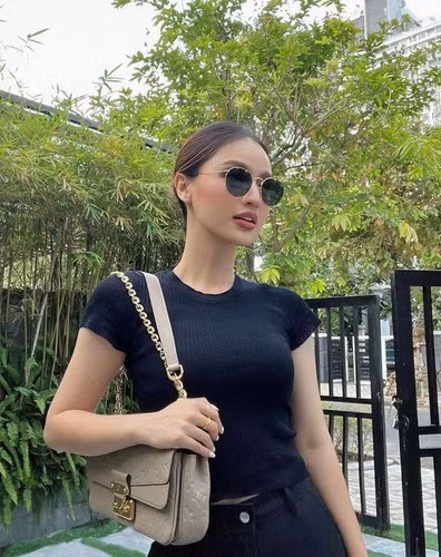 Đến tháng 4/2023 vừa qua, Mai Tây còn tiết lộ quà khủng mà mẹ Đình Khang tặng cho cặp đôi là một căn nhà rộng thênh thang. Tất cả thiết kế cũng như nội thất trong nhà cũng được mẹ chồng cô lo lắng hết cho 2 con.