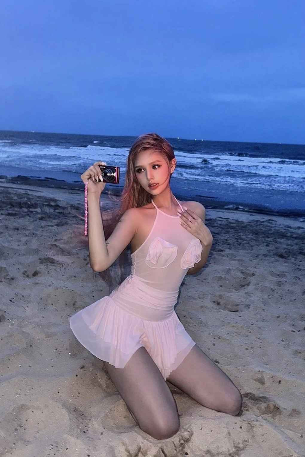 Sở hữu vóc dáng thon thả, 3 vòng gợi cảm, Xoài Non cân được nhiều thể loại ăn mặc khác nhau từ nhẹ nhàng, cá tính đến quyến rũ.