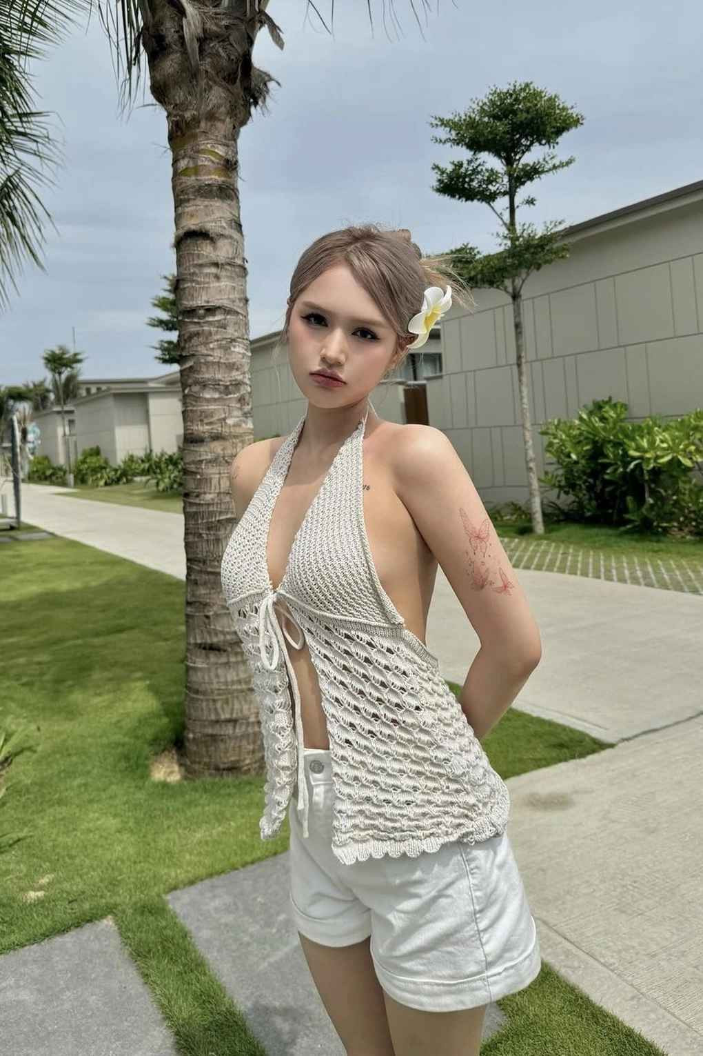 Nàng hotgirl thường xuyên khoe dáng với áo tắm 2 mảnh - xu hướng đang được các sao nữ ưa chuộng trong mùa hè này.