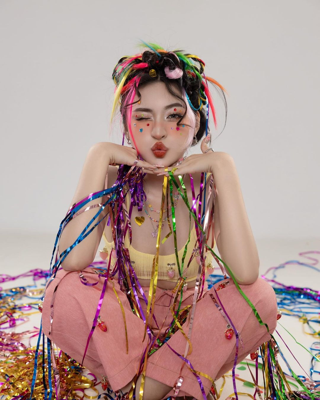 Thanh Tâm bất ngờ nổi tiếng qua đoạn TikTok khi cô chia sẻ với nội dung thả thính: "Trứng rán cần mỡ, bắp cần bơ/ Yêu không cần cớ/ cần cậu cơ" hay "Anh ơi gió đông cận kề, bao nhiêu lớp áo chẳng bằng… love anh".