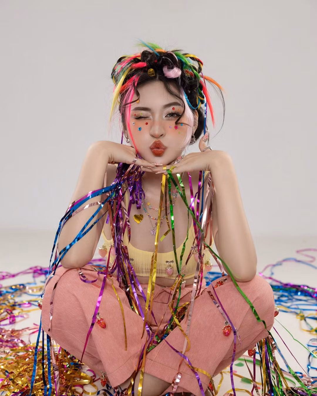 Thanh Tâm bất ngờ nổi tiếng qua đoạn TikTok khi cô chia sẻ với nội dung thả thính: "Trứng rán cần mỡ, bắp cần bơ/ Yêu không cần cớ/ cần cậu cơ" hay "Anh ơi gió đông cận kề, bao nhiêu lớp áo chẳng bằng… love anh".