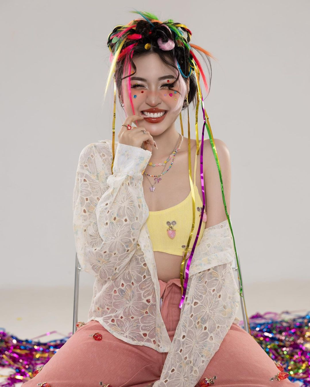 Với những clip "thả thính" cực chất lại xinh đẹp và có giọng nói ngọt ngào nên Thanh Tâm đã ghi điểm ấn tượng với khán giả. Tuy nhiên sau đó, không ít lần nàng hot girl này dính phải "gạch đá" từ dư luận khi có những phát ngôn bị đánh giá thiếu chuẩn mực.