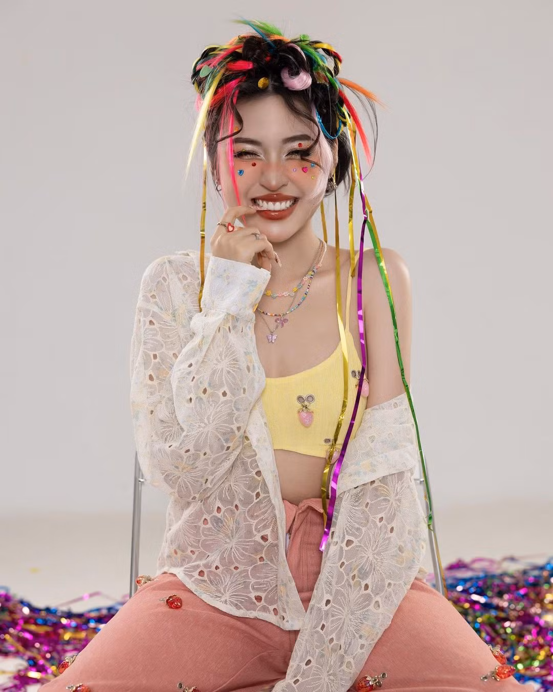 Với những clip "thả thính" cực chất lại xinh đẹp và có giọng nói ngọt ngào nên Thanh Tâm đã ghi điểm ấn tượng với khán giả. Tuy nhiên sau đó, không ít lần nàng hot girl này dính phải "gạch đá" từ dư luận khi có những phát ngôn bị đánh giá thiếu chuẩn mực.