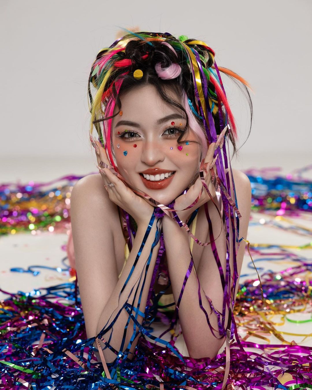 Mỗi lần xuất hiện, hot girl Trần Thanh Tâm thường xuyên chia sẻ những hình ảnh chỉn chu của bản thân. Qua đó, netizen không khỏi xuýt xoa trước gương mặt cuốn hút được make up kỹ lưỡng, làn da không tì vết.