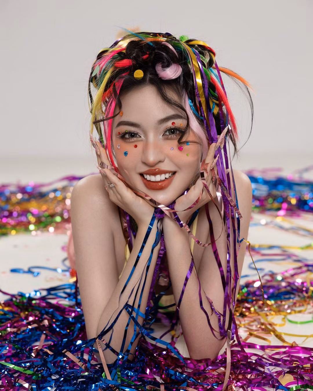 Mỗi lần xuất hiện, hot girl Trần Thanh Tâm thường xuyên chia sẻ những hình ảnh chỉn chu của bản thân. Qua đó, netizen không khỏi xuýt xoa trước gương mặt cuốn hút được make up kỹ lưỡng, làn da không tì vết.