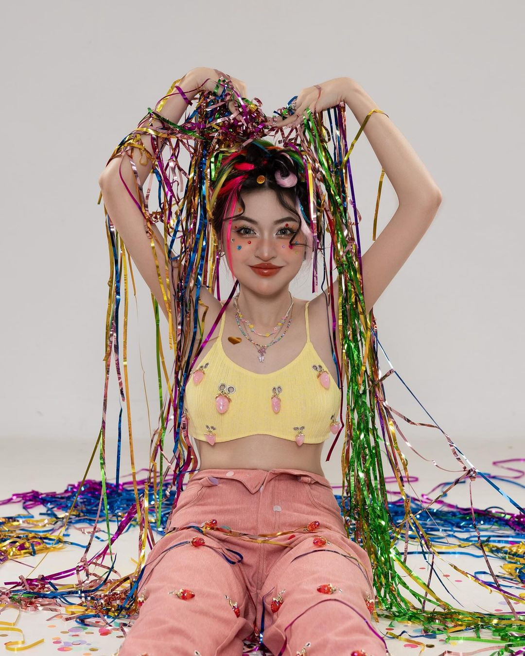 Điển hình như cách đây 3 tuần, Trần Thanh Tâm có đăng tải loạt ảnh chụp trong studio với những chiếc ruy-băng đầy màu sắc kèm dòng trạng thái: "Hey Everyone, It’s My Birthday" (dịch: Xin chào mọi người, hôm nay là sinh nhật của tôi).