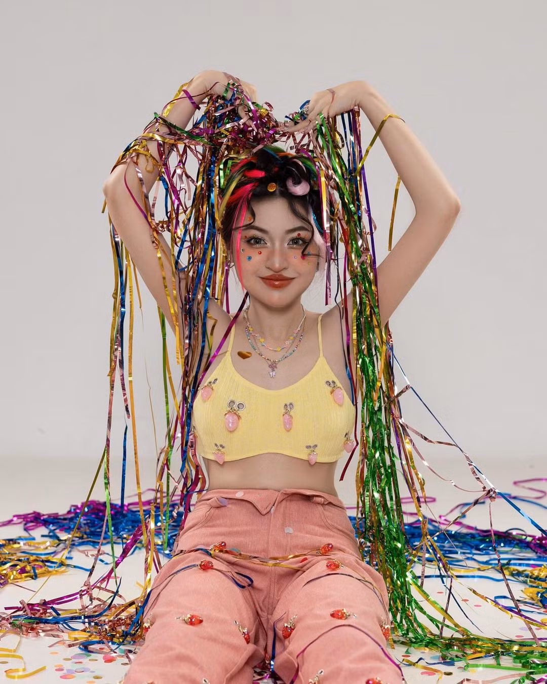 Điển hình như cách đây 3 tuần, Trần Thanh Tâm có đăng tải loạt ảnh chụp trong studio với những chiếc ruy-băng đầy màu sắc kèm dòng trạng thái: "Hey Everyone, It’s My Birthday" (dịch: Xin chào mọi người, hôm nay là sinh nhật của tôi).