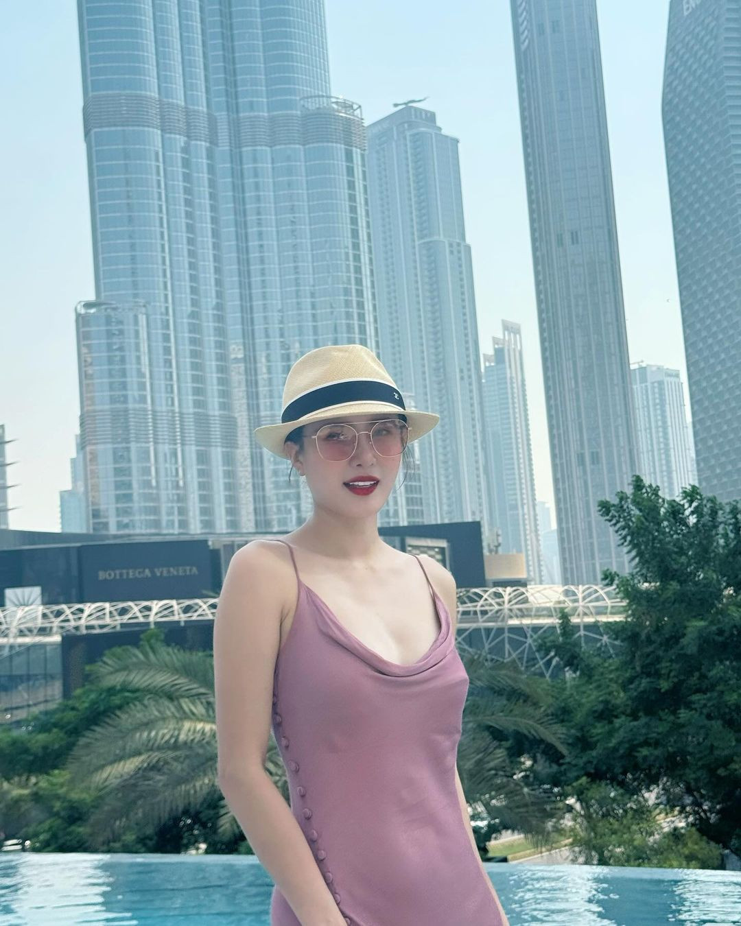 Mới đây, cô nàng đã đăng tải loạt ảnh thả dáng trong chuyến du lịch Dubai. Khánh Chi diện thiết kế váy 2 dây mỏng manh, khoe trọn đường cong cơ thể.