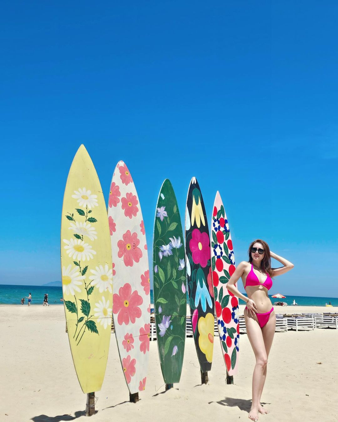 Ngoài sự nghiệp riêng, Khánh Chi có mối quan hệ rất tốt với ca sĩ Thủy Tiên - vợ của anh trai. Có thời điểm cô từng hỗ trợ công việc cho vợ chồng anh chị, cùng Thủy Tiên đi diễn show.