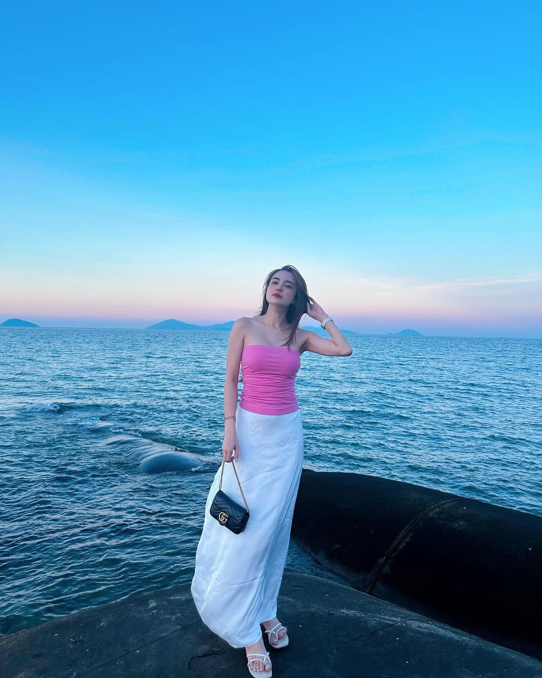 Khánh Chi sinh năm 1989, là em gái ruột của cựu danh thủ bóng đá Việt Nam Công Vinh. Cô nàng được biết đến là một hot girl với lượng theo dõi khủng trên mạng xã hội.