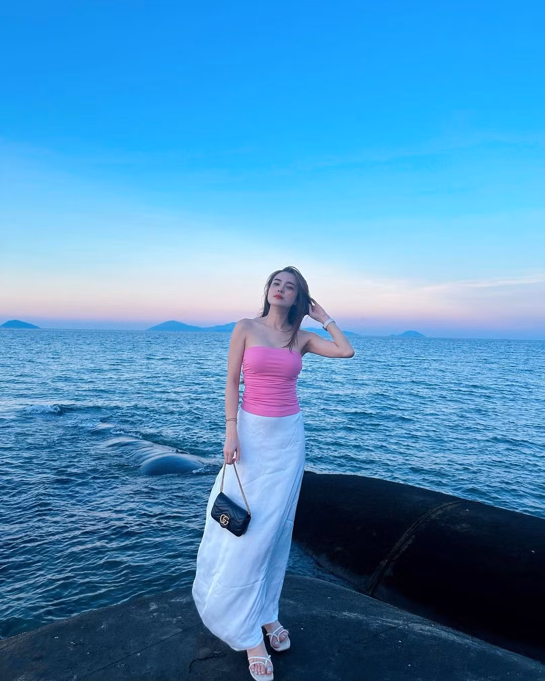 Khánh Chi sinh năm 1989, là em gái ruột của cựu danh thủ bóng đá Việt Nam Công Vinh. Cô nàng được biết đến là một hot girl với lượng theo dõi khủng trên mạng xã hội.