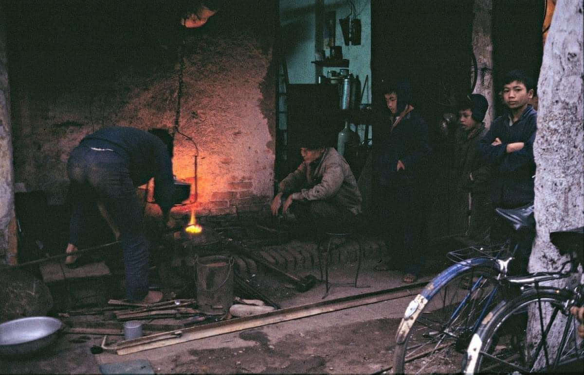 Ông Ab Stokvis cho biết người hướng dẫn viên người Việt đã có chút nghi ngại và lo lắng khi trong đoàn có nhiều nhà báo mang theo máy ảnh, nhưng ông đã trấn an người hướng dẫn viên, nói rằng họ đến từ các tổ chức thiện nguyện hỗ trợ cho người Việt và tất cả đều mang thiện ý.