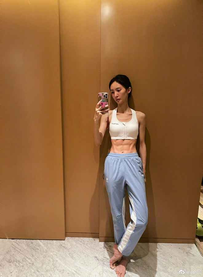 Không chỉ sở hữu cánh tay cơ bắp cuồn cuộn mà Kim Thần còn có cơ bụng 6 múi nét căng, săn chắc không chút mỡ thừa.