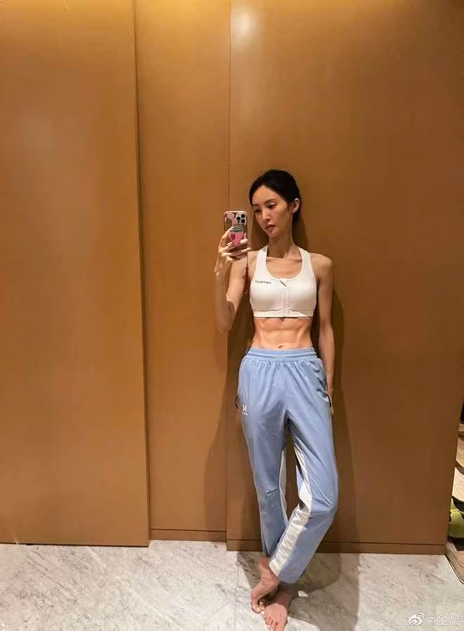 Không chỉ sở hữu cánh tay cơ bắp cuồn cuộn mà Kim Thần còn có cơ bụng 6 múi nét căng, săn chắc không chút mỡ thừa.