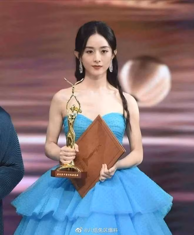 Là một trong những mỹ nhân hàng đầu Cbiz hiện nay, Triệu Lệ Dĩnh ghi điểm với nhan sắc trong trẻo, ngọt ngào cùng vóc dáng thon gọn, chuẩn chỉnh. Ở tuổi U40, bà mẹ 1 con vẫn khiến công chúng với trầm trồ với sắc vóc ngày càng trẻ trung, "lão hóa ngược".