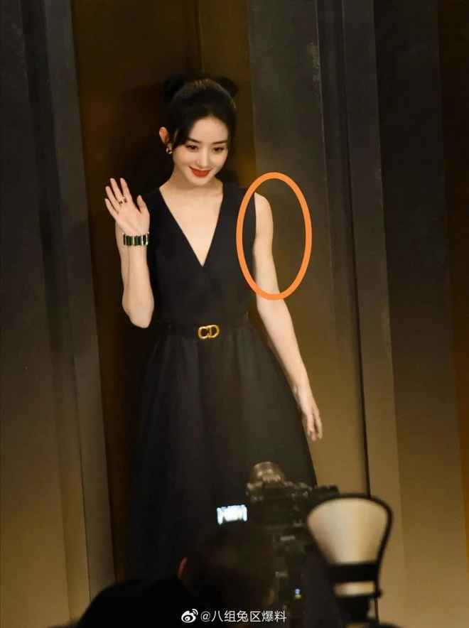 Khi đi dự sự kiện với những mẫu đầm hở vai, "nàng Sam Sam" từng khiến MXH xôn xao với gương mặt "bánh bèo" nhưng cánh tay lại cơ bắp như VĐV chuyên nghiệp